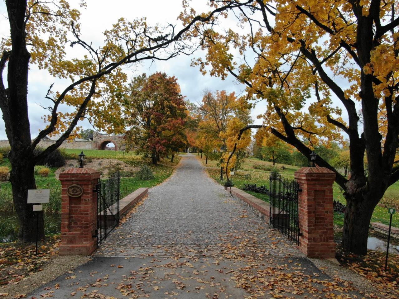 Mazmezotnes Muiza Hotel Екстериор снимка